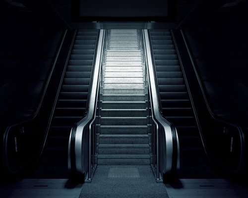 Seseorang berjalan tegap menaiki tangga stasiun